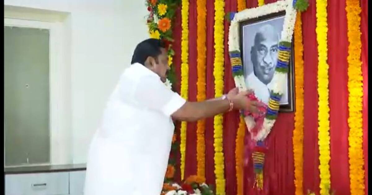 முன்னாள் முதல்வர் காமராஜரின் உருவ படத்திற்கு மலர் தூவி மரியாதை செலுத்திய எடப்பாடி பழனிசாமி