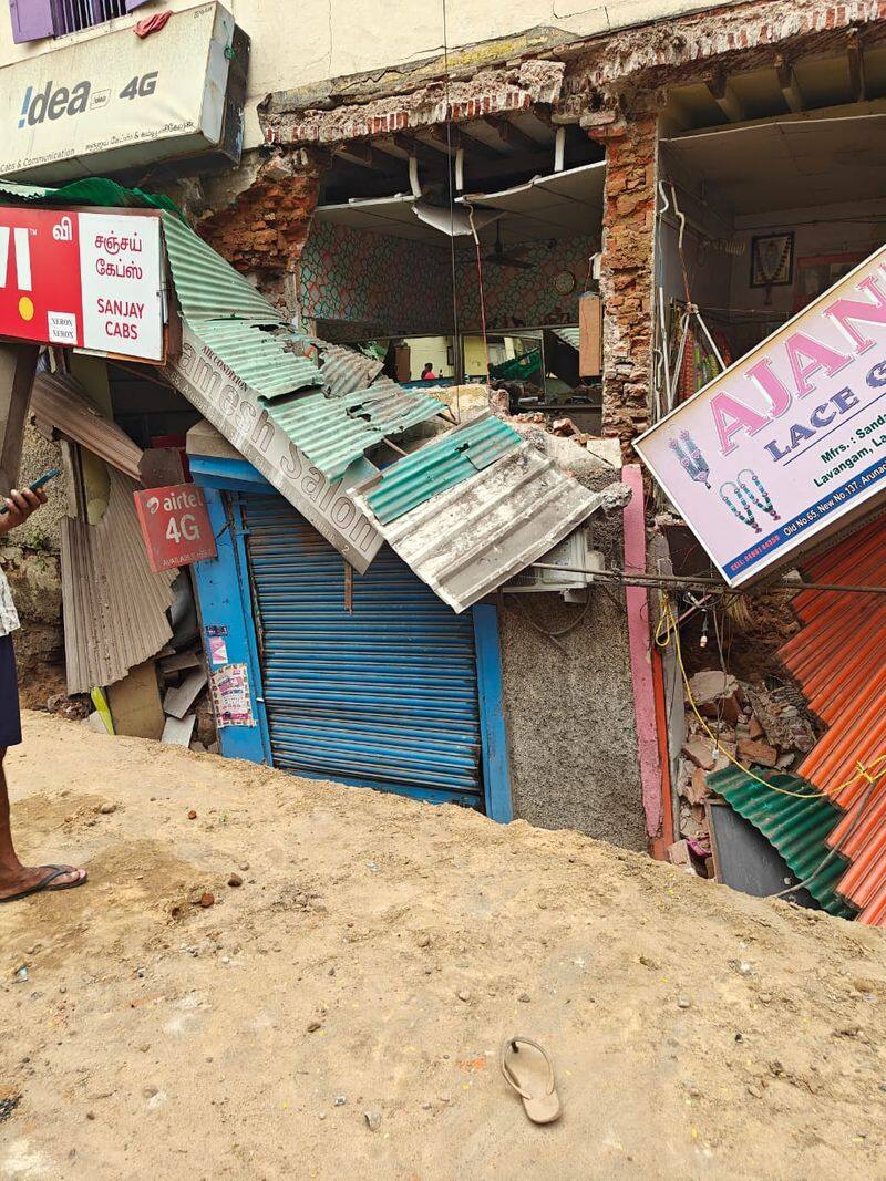 A building collapsed in Chennai due to a ditch dug for rainwater drainage