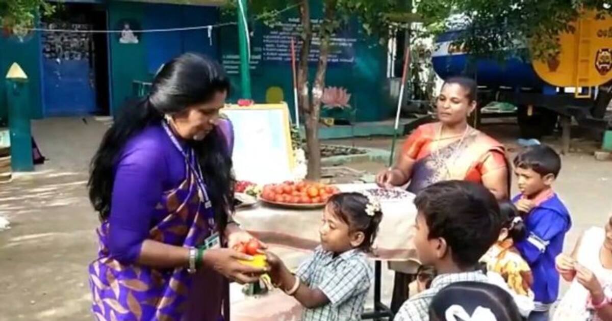பள்ளி மாணவர்களுக்கு தக்காளி பரிசளித்து ஆச்சரியத்தை ஏற்படுத்திய  தலைமை ஆசிரியர் - எங்கு தெரியுமா?