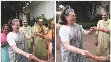 Sonia Gandhi dances with women farmers from Haryana video goes viral Sonia Gandhi dances with women farmers from Haryana video goes viral