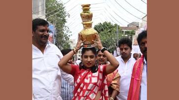 Mithali Raj presented bonus to Lal Darwaja Ammor KRJ Mithali Raj presented bonus to Lal Darwaja Ammor KRJ