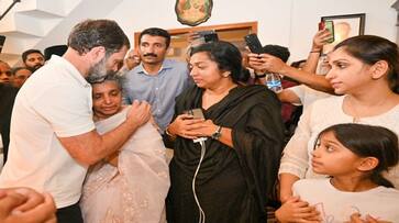 Sonia rahul gandhi paid homage to oommen chandy Sonia rahul gandhi paid homage to oommen chandy