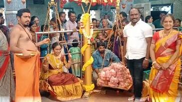 Andhra Couple Offers 51-kg Tomatoes to Goddess Nukalamma, Devotees Surprised Andhra Couple Offers 51-kg Tomatoes to Goddess Nukalamma, Devotees Surprised