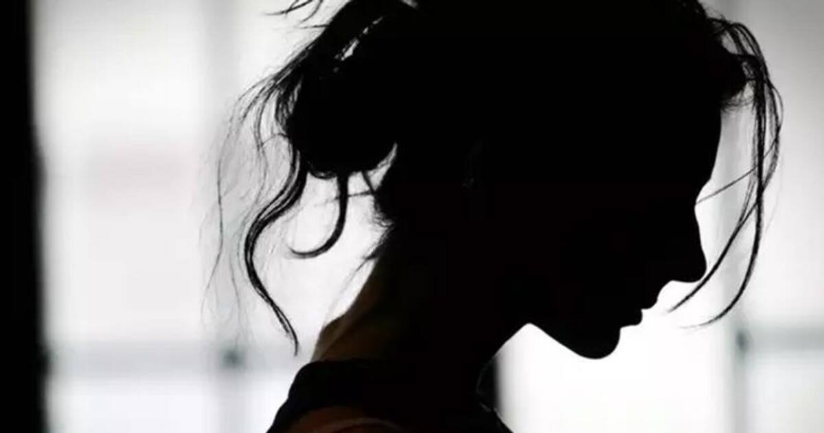 ஆசிரியர் திட்டியதால் பிளஸ்-1 மாணவி தூக்கிட்டு தற்கொலை? என்ன அனாதையா தவிக்க விட்டு போயிட்டியே.. கதறும் தாய்.!