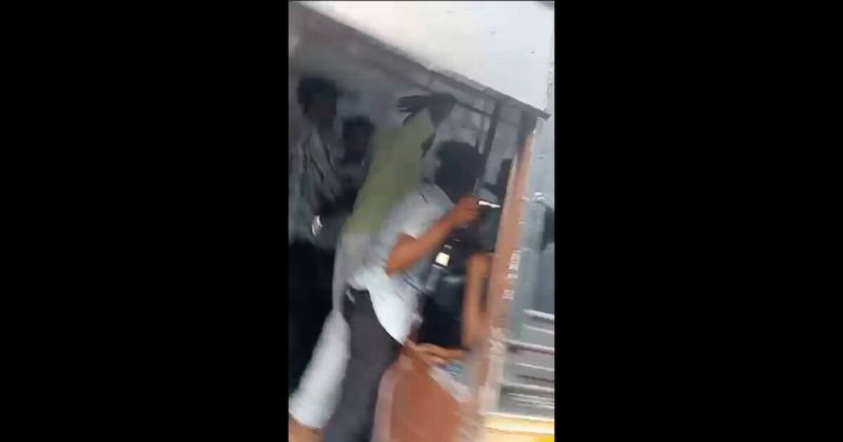 அரசுப்பேருந்தை நிறுத்தி தாக்கிக்கொண்ட மாணவர்கள்; பெண்கள் அலறல்