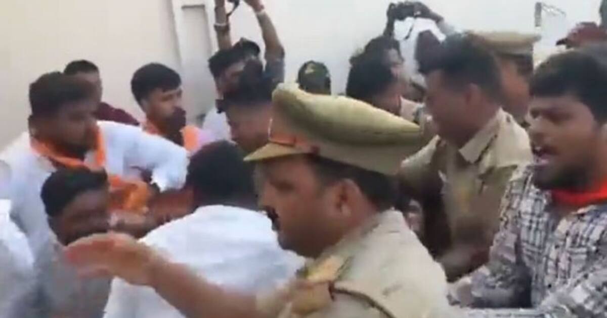 தீனதயாள் பல்கலை துணை வேந்தர் மீது ஏபிவிபி அமைப்பினர் தாக்குதல்! வைரல் வீடியோ!