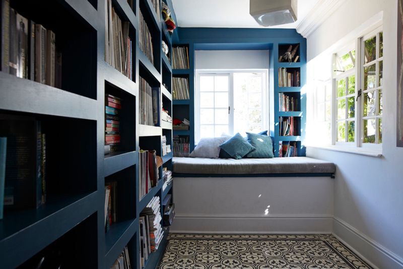 Here are 7 easy steps to keep your bookshelves clean and tidy