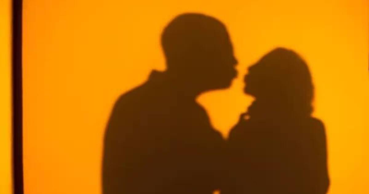 சண்டை போட்ட மனைவியை சமாதானப்படுத்த லிப்கிஸ் கொடுத்த கணவர்... ஆத்திரத்தில் கணவரின் நாக்கை பதம்பார்த்த மனைவி