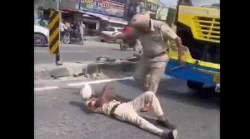 Taking a bribe and letting the thieves go.. The policeman who protested lying on the road.. The video is viral..ISR Taking a bribe and letting the thieves go.. The policeman who protested lying on the road.. The video is viral..ISR