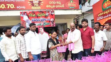 Distribution of chicken and medicine less than two years ago.. this time tomatoes - BRS leader Rajanala Srihari is in the news again..ISR Distribution of chicken and medicine less than two years ago.. this time tomatoes - BRS leader Rajanala Srihari is in the news again..ISR