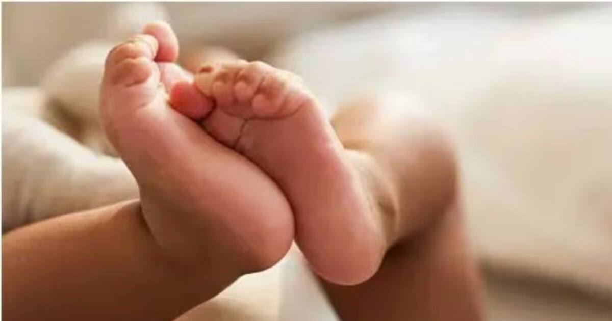 புதிய ஐபோன் வாங்க பெற்ற குழந்தையை விற்ற பெற்றோர்! எதற்காக தெரியுமா? வெளியான அதிர்ச்சி தகவல்.!