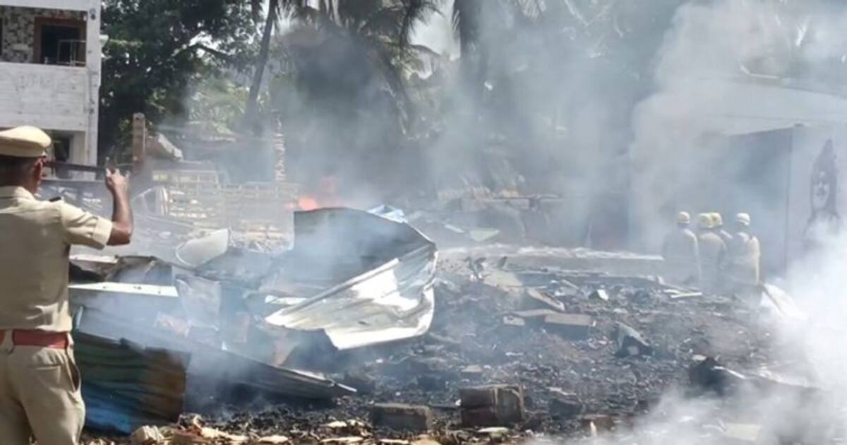  பட்டாசு குடோனில் வெடிவிபத்து..  4 பேர் உடல் சிதறி பலி.. பலர் படுகாயம்..!