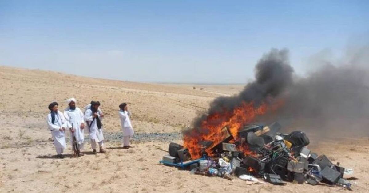 தீயில் கருகிய கிடார், தபேலா... இசையால் ஒழுக்கக்கேடு ஏற்படுமாம்! இசைக்கருவிகளைக் கொளுத்தும் தாலிபான்!