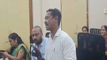 TDP councillor Rama Raju beating with foot wear himself in Narsipatnam Municipal Council meeting lns TDP councillor Rama Raju beating with foot wear himself in Narsipatnam Municipal Council meeting lns