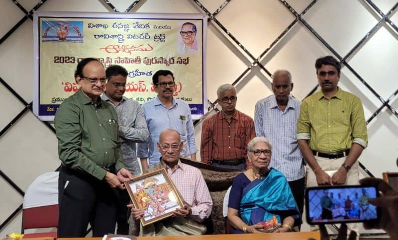 Ravi Shastri Literary Award given to poet and writer Vihari - bsb - opk