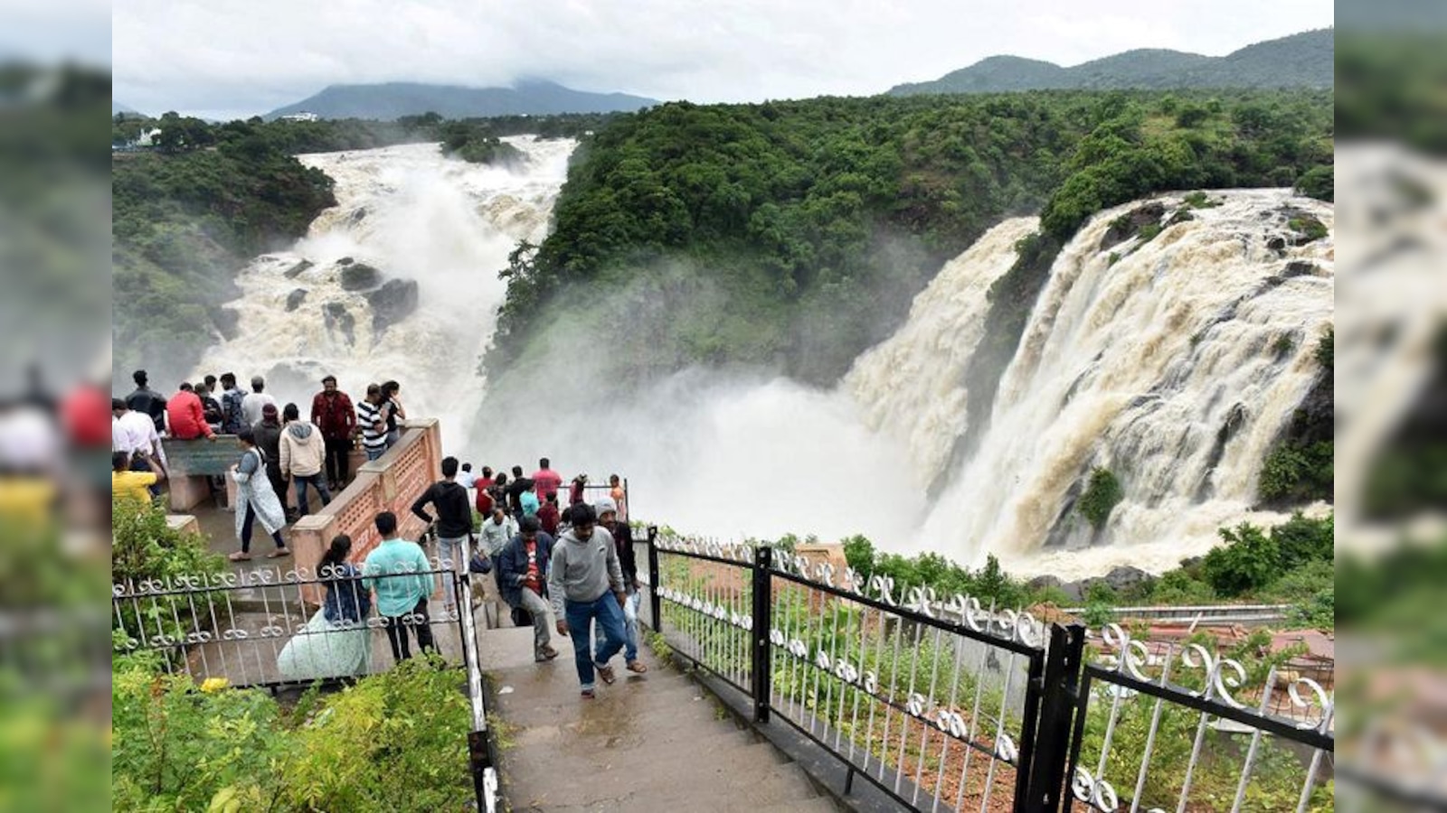 ಮೈದುಂಬಿದ ಗಗನಚುಕ್ಕಿ, ಭರಚುಕ್ಕಿ ಜಲಪಾತ: ಹರಿದು ಬಂದ ಜನಸಾಗರ