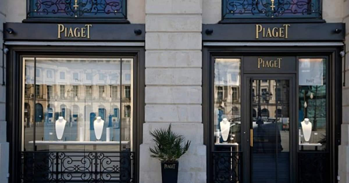 Daring daylight heist Armed gang robs luxury jewellery store