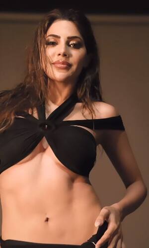 Nikki Tamboli Flaunts Her Boobs As She Gets Sunkissed While Posing in Black  Bikini (Watch Video)