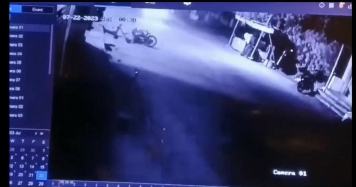 இளைஞர் மீது மோதி தூக்கி வீசிவிட்டு நிற்காமல் சென்ற ஆட்டோ; சிசிடிவியில் பதிவான பரபரப்பு காட்சி
