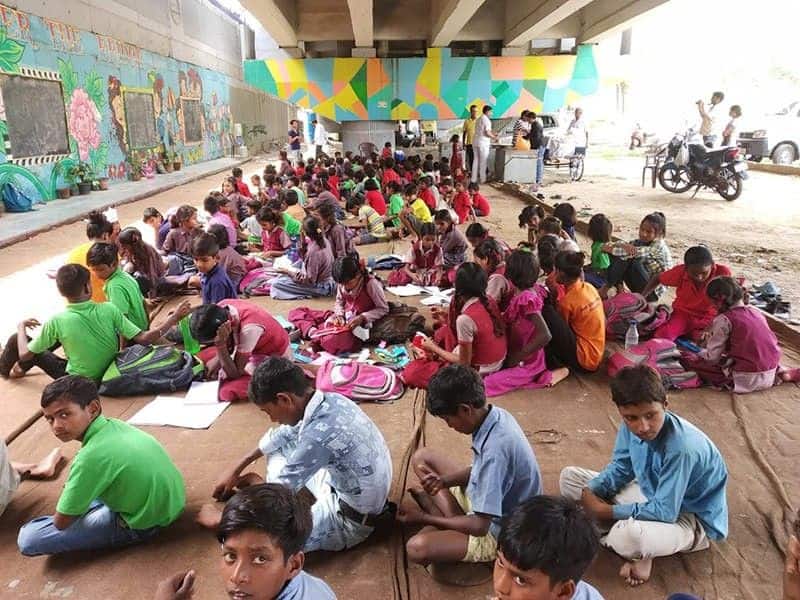 free school under the bridge run by rajesh kumar sharma in delhi yamuna bank dipo ZKAMN