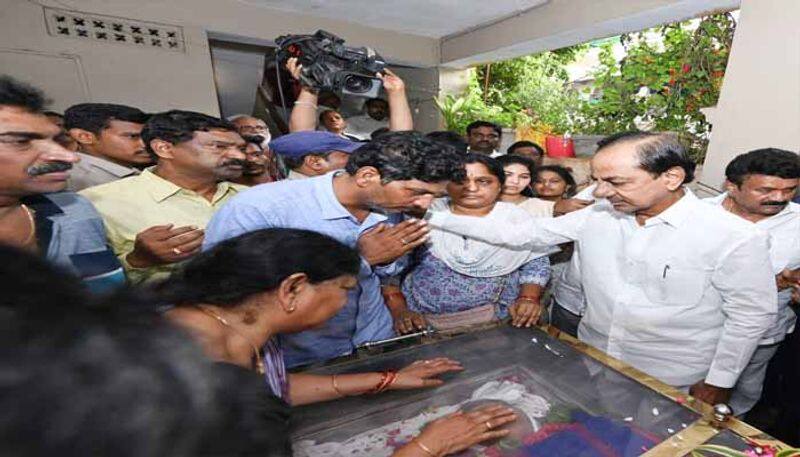 Telangana CM KCR Pays Tribute To  Gaddar Dead Body at his Residence lns