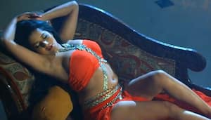 Monalisa SEXY video: Bhojpuri actress, Nirahua's BOLD bedroom song 'Hili  Palang Ke Palai' goes VIRAL-WATCH