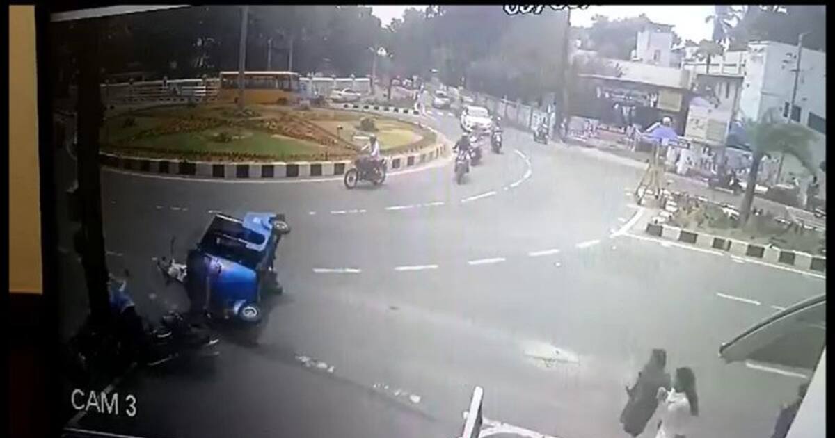 கன்னியாகுமரியில் இருசக்கர வாகனம் மோதி தலைகுப்புற கவிழ்ந்த ஆட்டோ; 4 பேர் காயம்