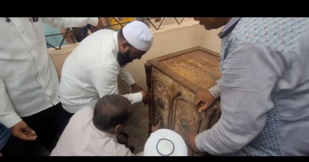 குடியாத்தத்தில்  இரும்புப் பெட்டியில் புதையலா? அதிகாரிகள் எடுத்துச் சென்றதால் பரபரப்பு!!