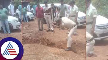 Potholes on Dattapeeth Road police repaired the road at chikkamagaluru viral news rav Potholes on Dattapeeth Road police repaired the road at chikkamagaluru viral news rav