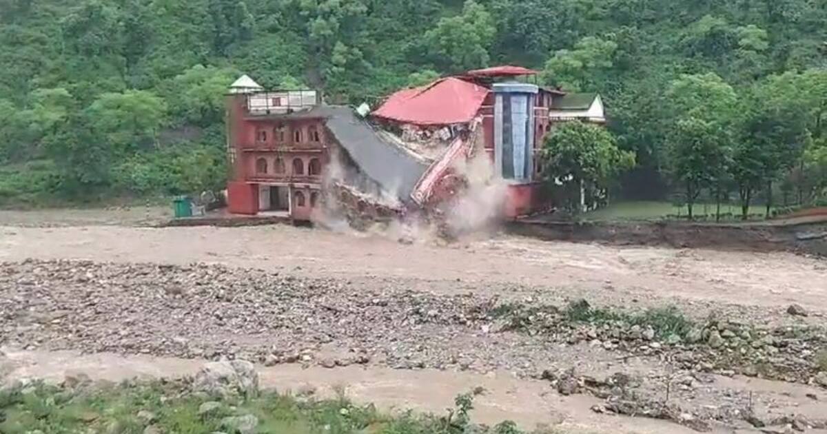 டேராடூனில் தொடர் மழை! வெள்ளத்தில் அடித்துச் செல்லப்பட்ட கட்டடம்!