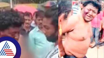 Fake mangalamukhi disguise person beating by manalamukhi gang at uttarakannada rav Fake mangalamukhi disguise person beating by manalamukhi gang at uttarakannada rav