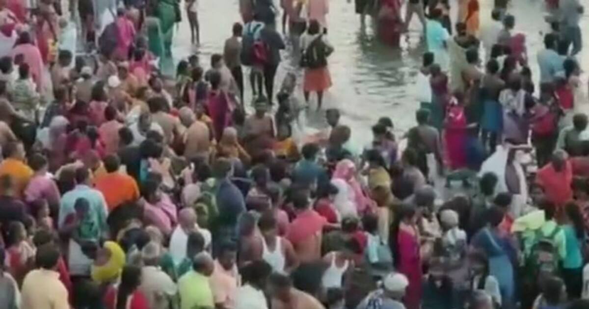 ஆடி அமாவாசை; அதிகாலை முதலே அக்னி தீர்த்தக்கடலில் புனித நீராட குவிந்த பக்தர்கள்