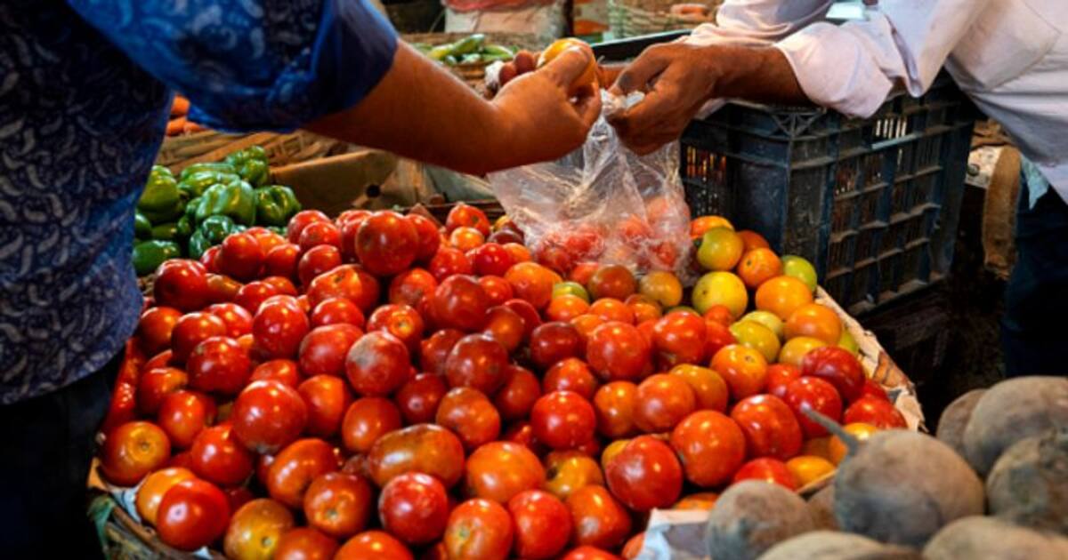 மக்களை அழ வைத்து அந்தர் பல்டி அடித்த தக்காளி விலை.! கோயம்பேட்டில் ஒரு கிலோ தக்காளி விலை என்ன தெரியுமா.?