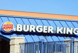 viral news burger king cook who never took leave for 27 years got 3.50 crore in online donation kxa 