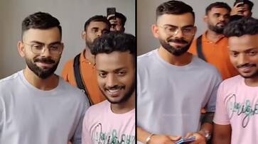 Virat Kohli Getting Late For His Bengaluru Flight Tricks The Paparazzi At Mumbai Airport kvn Virat Kohli Getting Late For His Bengaluru Flight Tricks The Paparazzi At Mumbai Airport kvn