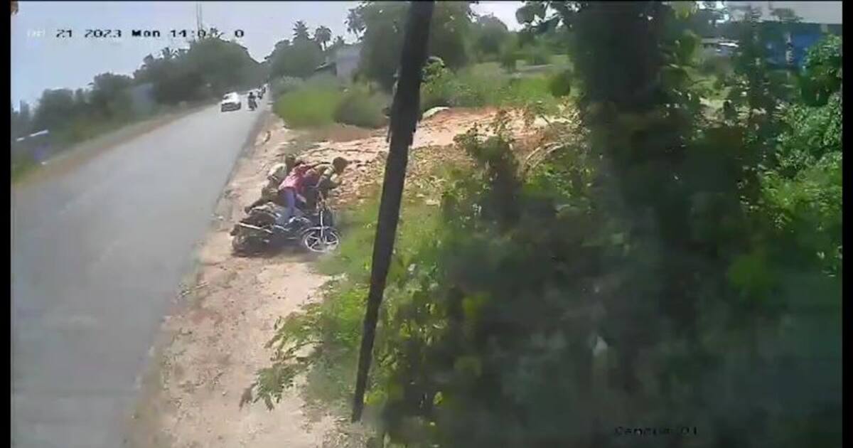 லாரி மோதி ஒரே குடும்பத்தைச் சேர்ந்த 2 சிறுவர்கள் பலி; காவல் துறை விசாரணை