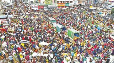 Varamahalakshmi festival effect Flowers and fruit prices rise know the current price in KR market gvd Varamahalakshmi festival effect Flowers and fruit prices rise know the current price in KR market gvd