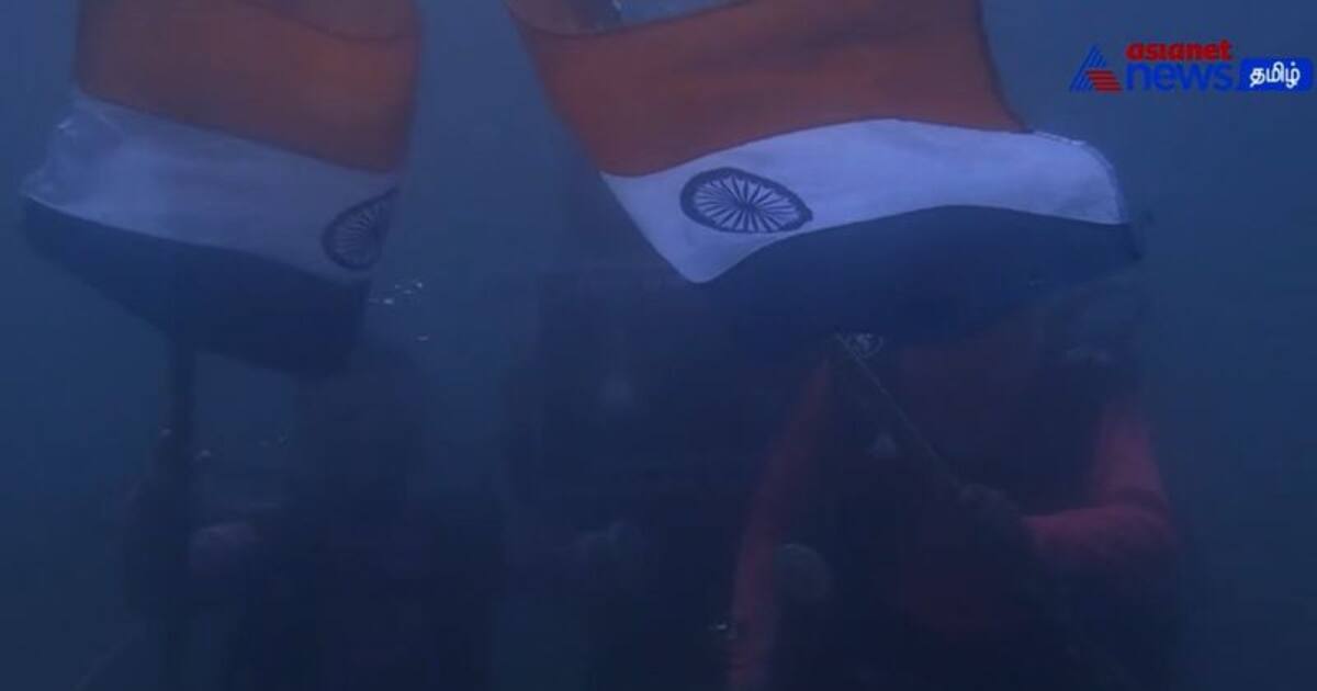 சந்திரயான் 3 வெற்றியை 45 அடி ஆழ கடலுக்கடியில் கொண்டாடிய நீச்சல் வீரர்கள்