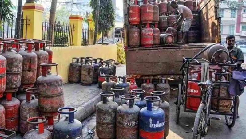 What is the sale price in Tamilnadu after reduction in cooking gas price Kak