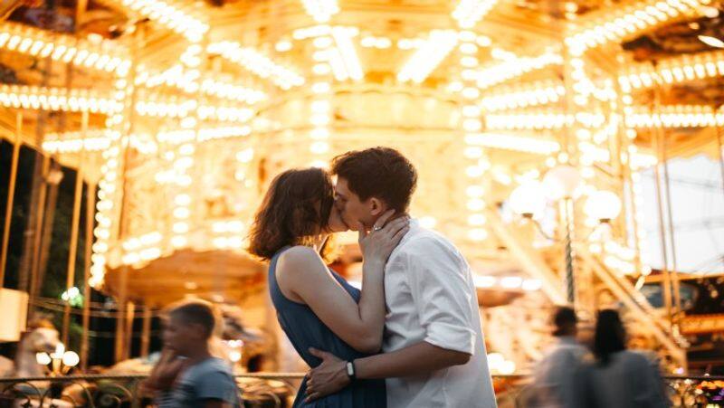 world viral news man kissed girlfriend for 10 minutes got eardrum  kxa 
