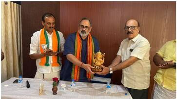 Union Minister Rajeev Chandrasekhar presents Ganesha idol to NSS workers Puthuppally byelection 2023 Latest news asd Union Minister Rajeev Chandrasekhar presents Ganesha idol to NSS workers Puthuppally byelection 2023 Latest news asd