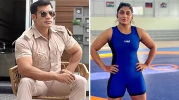 Wrestler and husband duped 51 lakh from Delhi cop rlp Wrestler and husband duped 51 lakh from Delhi cop rlp