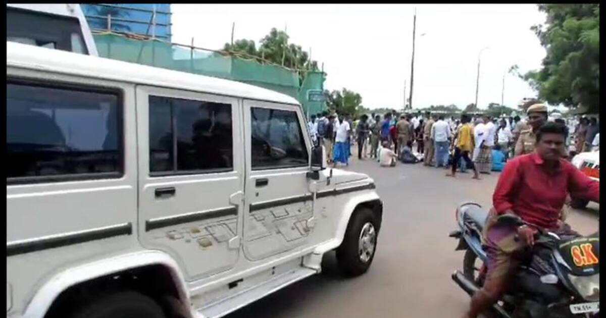 நாகை அருகே மீனவ கிராமத்தில் மோதல்; திமுக பிரமுகரை கைது செய்யக்கோரி சாலை மறியல்