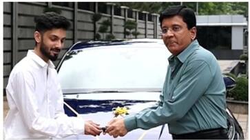 Jailer success kalanithi maran hand over car to anirudh viral video mma Jailer success kalanithi maran hand over car to anirudh viral video mma