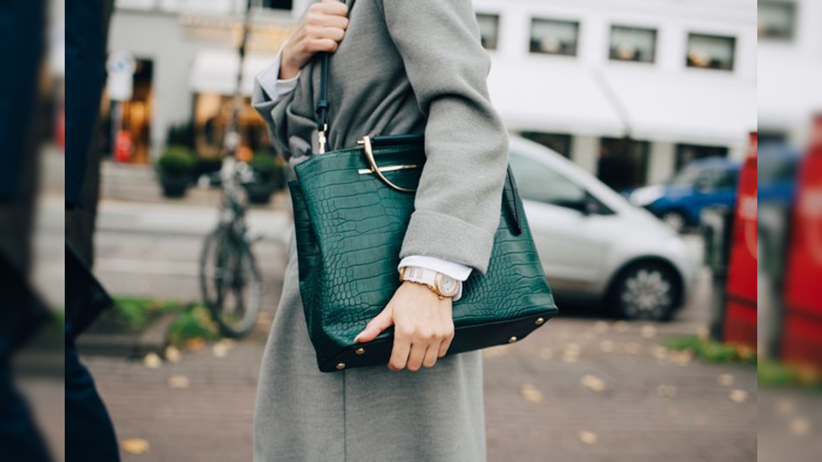 Here are 7 ways to declutter your handbag