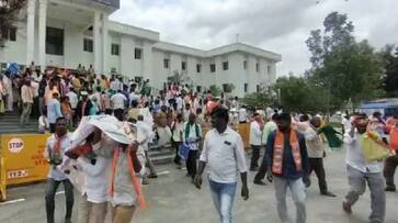honey bees attack on bjp mp s muniswamy and workers during protest in kolar gvd honey bees attack on bjp mp s muniswamy and workers during protest in kolar gvd