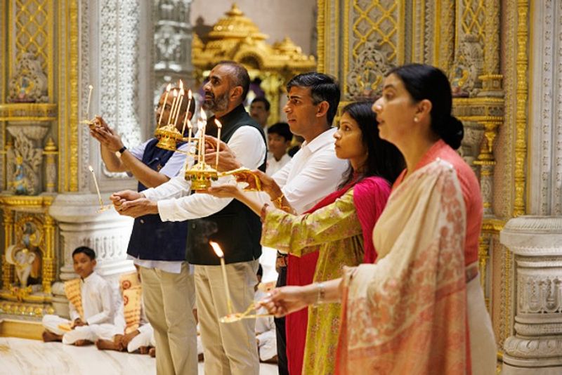 G20 Summit 2023 UK PM Rishi Sunak wife Akshata Murty offer prayers at Akshardham temple gcw