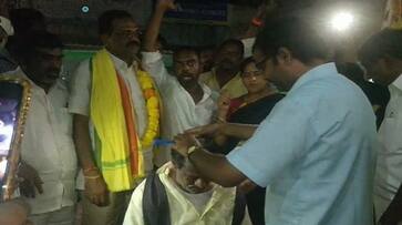 Chandrababu arrest : Balusu Nageswara Rao head shaved on road in protest, andhrapradesh - bsb Chandrababu arrest : Balusu Nageswara Rao head shaved on road in protest, andhrapradesh - bsb