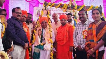 Religion should not be politicized says dingaleshwar swamiji at vijayapur rav Religion should not be politicized says dingaleshwar swamiji at vijayapur rav