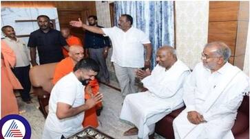 MP Pratap Simha salutes to feet former PM HD Devegowda after JDS BJP alliance sat MP Pratap Simha salutes to feet former PM HD Devegowda after JDS BJP alliance sat